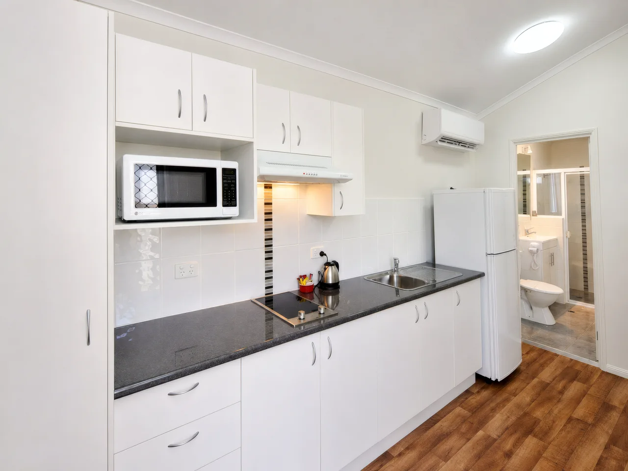 Deluxe Queen Cabin — view 5