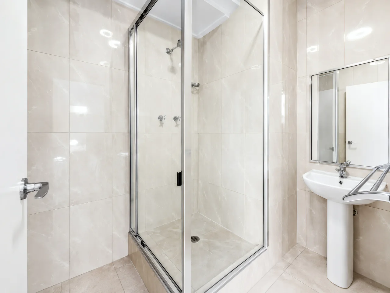 Deluxe Queen Room — view 2